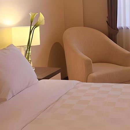Bella Hotel Сурабая Экстерьер фото