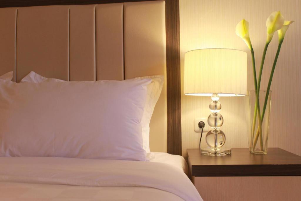Bella Hotel Сурабая Экстерьер фото