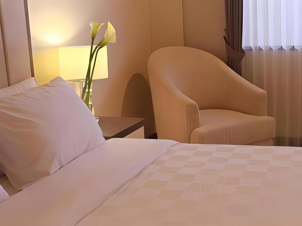 Bella Hotel Сурабая Экстерьер фото