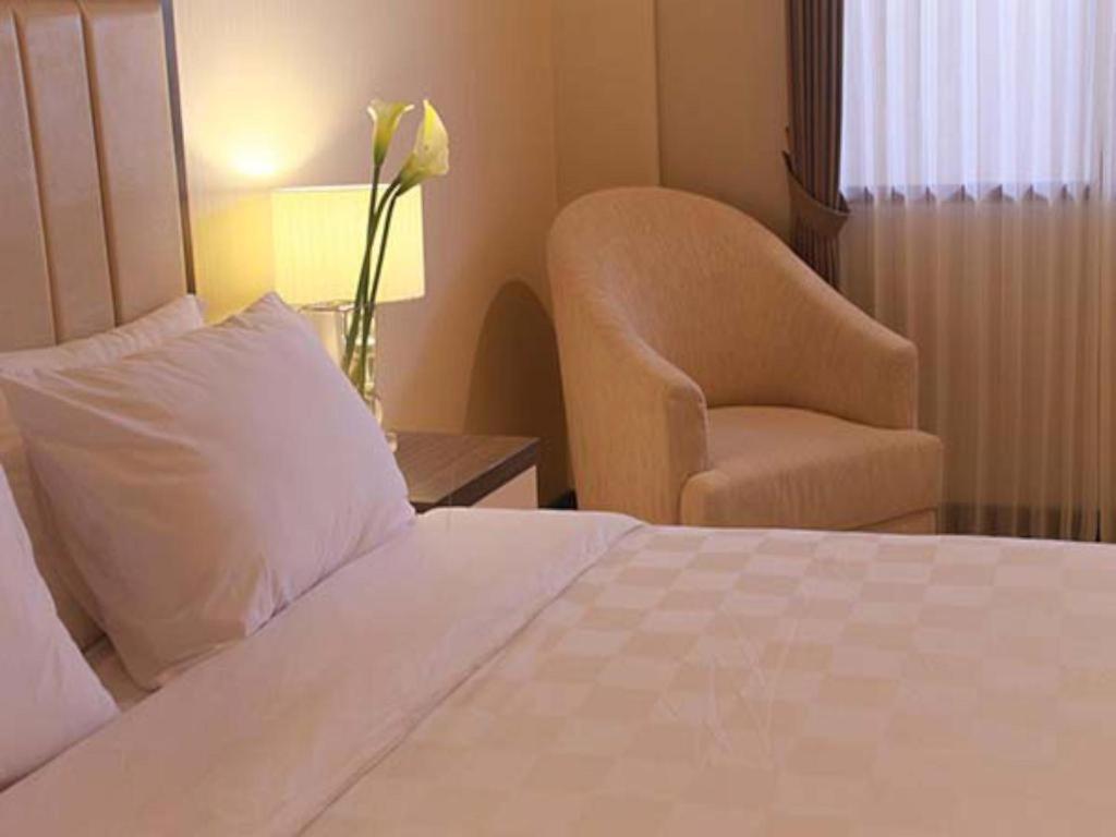 Bella Hotel Сурабая Экстерьер фото
