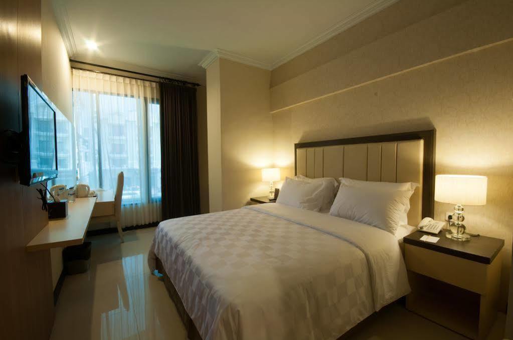 Bella Hotel Сурабая Экстерьер фото